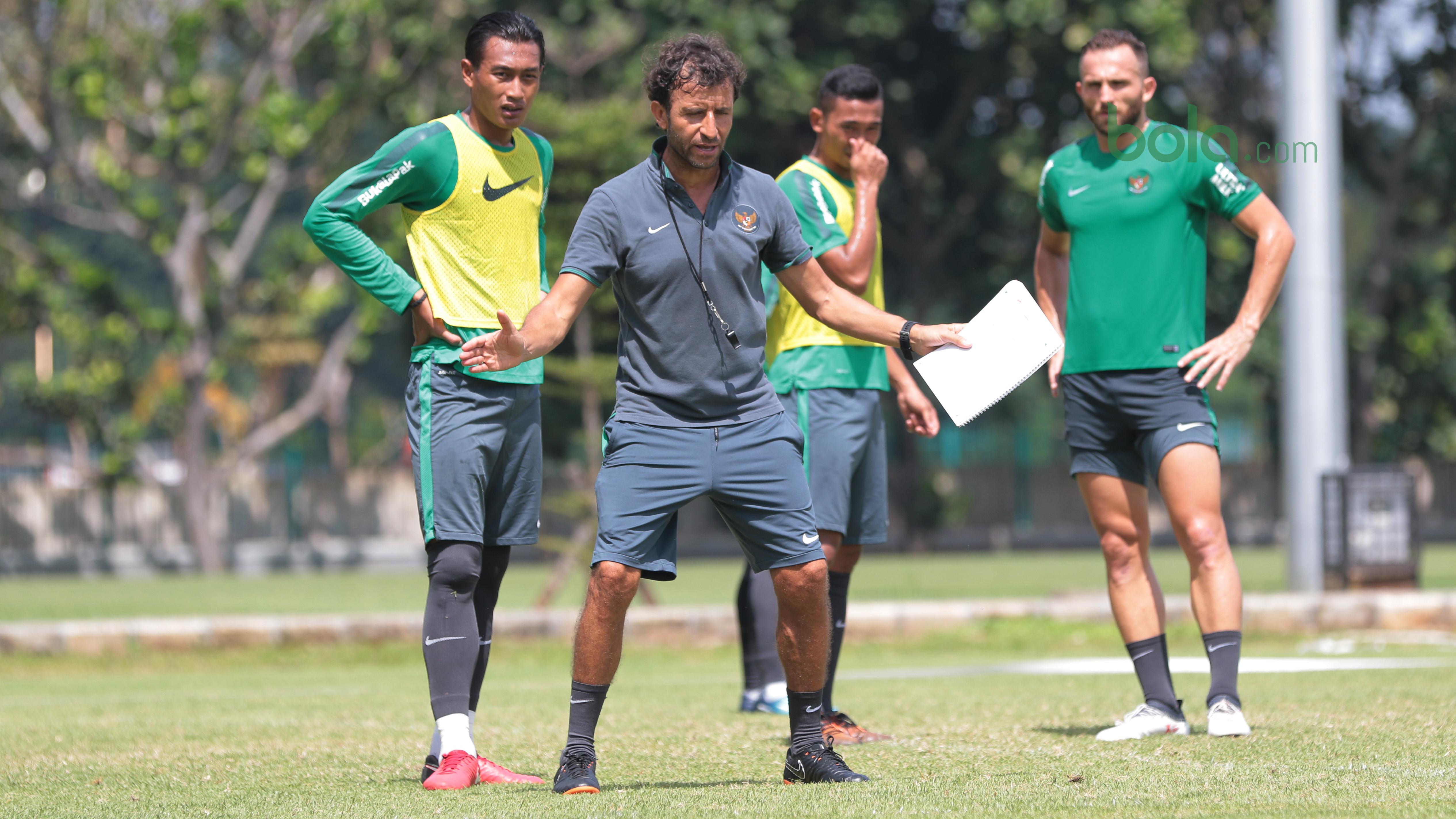 Pelatih Timnas Indonesia, Luis MIlla memberikan instruksi terkait posisi pemain saat latihan di Lapangan ABC Senayan, Jakarta (21/2/2018). Latihan ini merupakan persiapan Asian Games 2018. (Bola.com/Nick Hanoatubun)