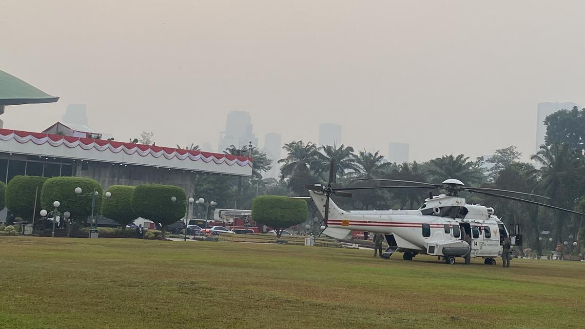 2 Helikopter Parkir di Halaman DPR Jelang Pidato Kenegaraan Prabowo