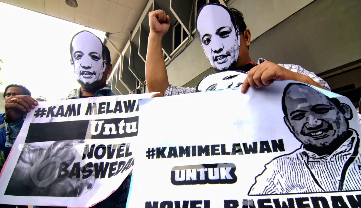 Pendukung Novel datangi PN Jakarta Selatan dengan membawa poster bertuliskan 'Kami Melawan Untuk Novel Baswedan', Jumat (29/5/2015). Aksi tersebut sebagai bentuk dukungan terhadap Novel dan mengecam Bareskrim Polri. (Liputan6.com/Yoppy Renato)