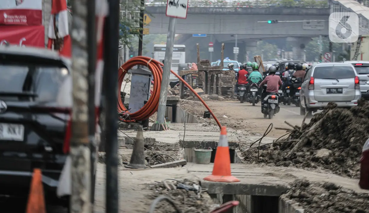 Trotoar tersebut nantinya akan mendukung akses pejalan kaki ke BRT Koridor 5 dan ke KRL Stasiun Matraman. (Liputan6.com/Faizal Fanani)