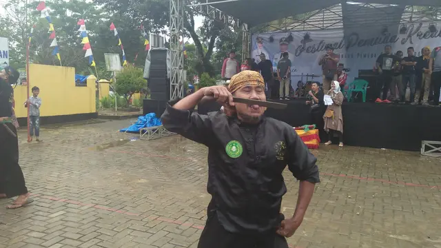 Kengerian Kemenpora Lihat Atraksi Debus
