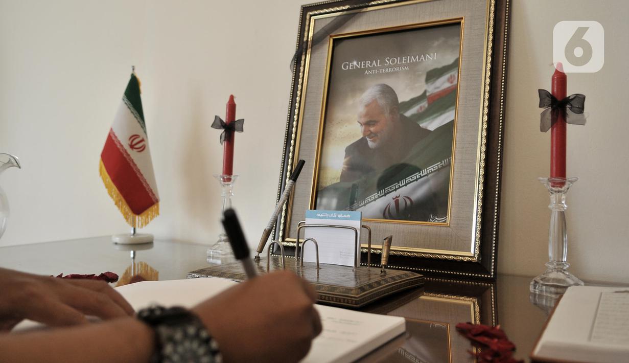Warga menuliskan memo belasungkawa atas wafatnya Panglima Garda Revolusi Iran Jenderal Qasem Soleimani di Kedutaan Besar Iran, Jakarta, Selasa (7/1/2020). Jenderal Qasem Soleimani tewas diserang pesawat nirawak Amerika Serikat pada Jumat (3/1) kemarin.  (merdeka.com/Iqbal S. Nugroho)