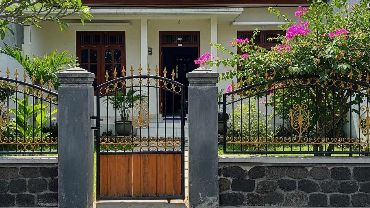 Model Rumah Sederhana dengan Pagar Depan Klasik