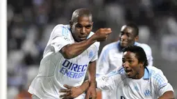 Bek Marseille, Ronald Zubar (kiri) selebrasi bersama rekannya, Baki Kone, setelah mencetak gol di laga Ligue 1 Marseille vs Le Havre pada 17 Januari 2009 di Stade Velodrome, Marseille. AFP PHOTO/ANNE-CHRISTINE POUJOULAT