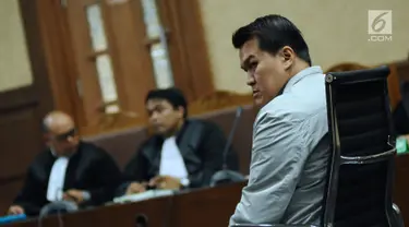 Terdakwa kasus dugaan korupsi e-KTP, Andi Agustinus alias Andi Narogong saat mengikuti sidang tuntutan di Pengadilan Tipikor, Jakarta, Kamis (7/12). Andi Narogong dituntut hukuman delapan tahun, denda satu milyar rupiah. (Liputan6.com/Helmi Fithriansyah)