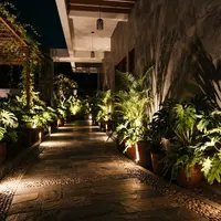 Desain Lorong Rumah dengan Lampu Tanam di Lantai. Foto; AI Generated