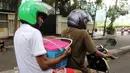 Petugas Animal Rescue membawa anjing setelah terjebak di gorong-gorong kali Gresik, Menteng, Jakarta Pusat, Rabu (23/5). Anjing ini terjebak selama 3 hari dan dibawa ke tempat penampungan. (Liputan6.com/Arya Manggala)