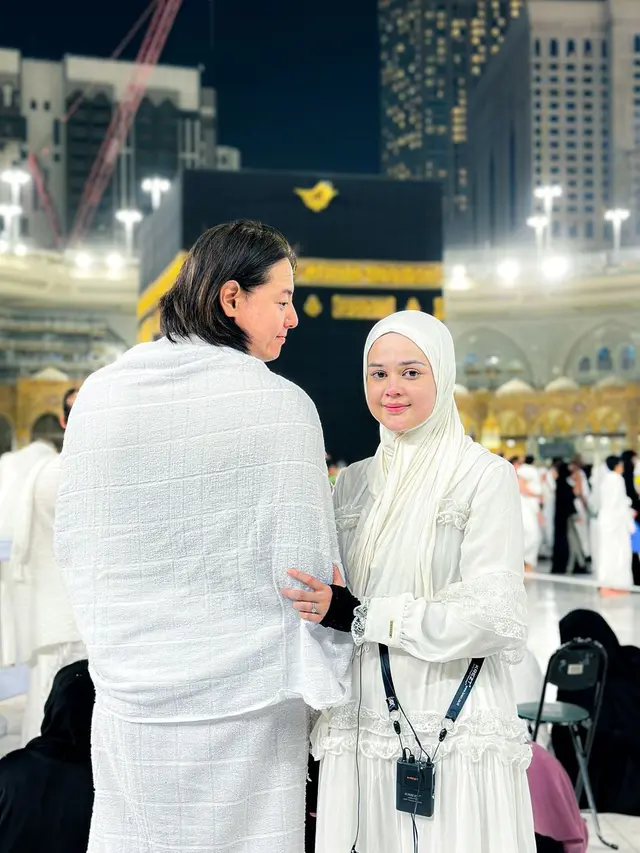 6 Potret Roger Danuarta dan Cut Meyriska Jalani Umrah, Khusyuk di Depan Ka'bah
