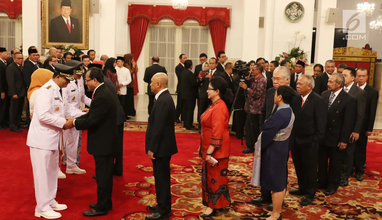 Menteri Perhubungan Budi Karya Sumadi memberi ucapan selamat kepada Anies Baswedan usai pelantikan Gubernur dan Wakil Gubernur DKI untuk periode 2017-2022 di Istana Negara, Jakarta, Senin (16/10). (Liputan6.com/Angga Yuniar)