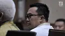 Menpora Imam Nahrawi (kanan) saat menjadi saksi di Pengadilan Tipikor, Jakarta, Senin (29/4/2019). Menpora hadir memenuhi panggilan sebagai saksi dalam sidang lanjutan kasus dugaan suap Dana Hibah KONI. (merdeka.com/Iqbal Nugroho)