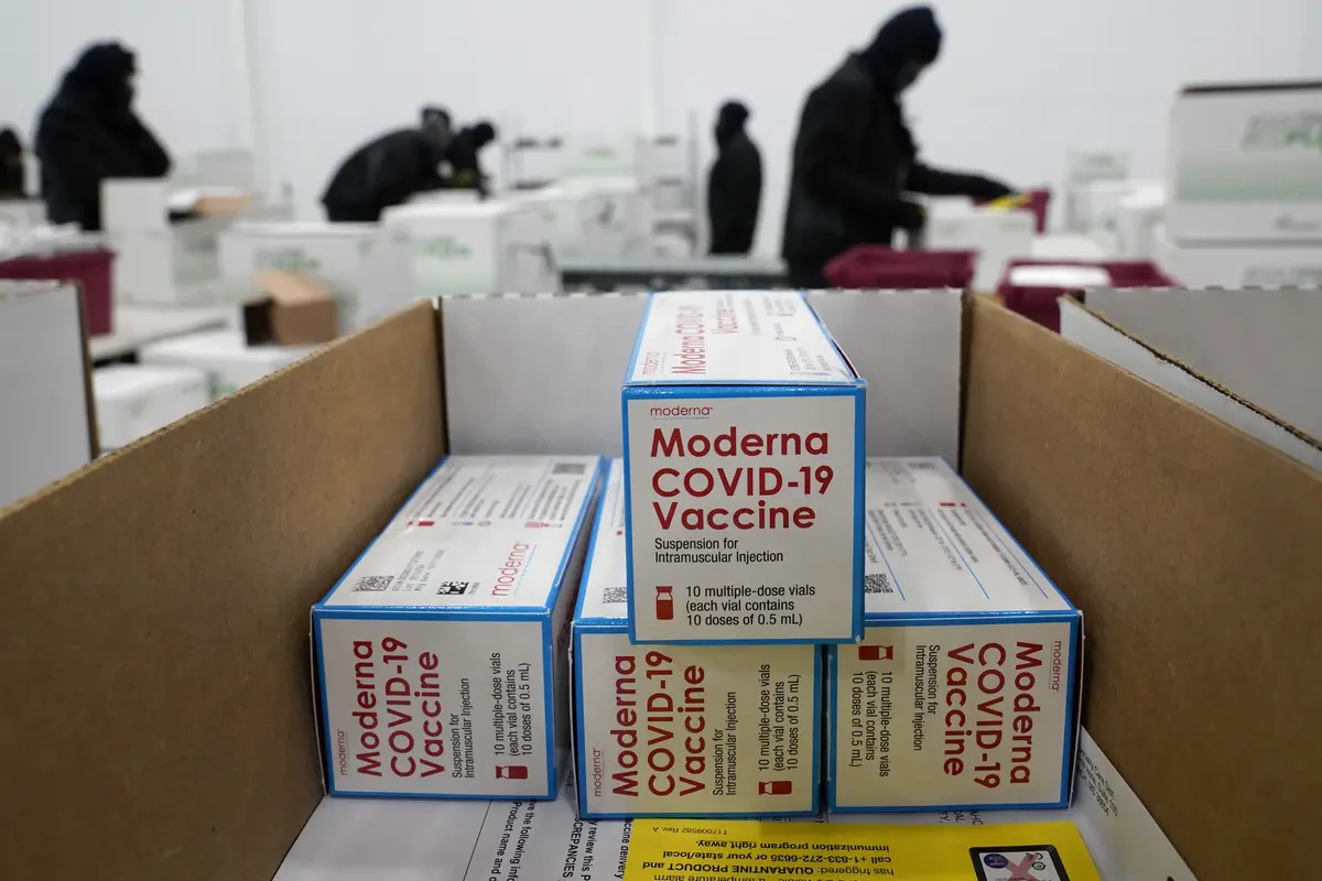 Aktivitas di pusat distribusi vaksin COVID-19 Moderna di Mississippi