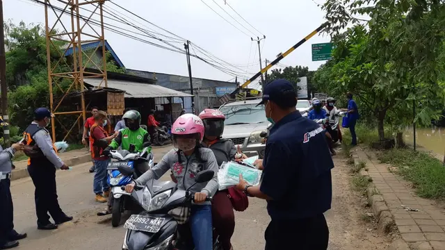 Pembagian masker gratis di area cargo Bandara Soetta