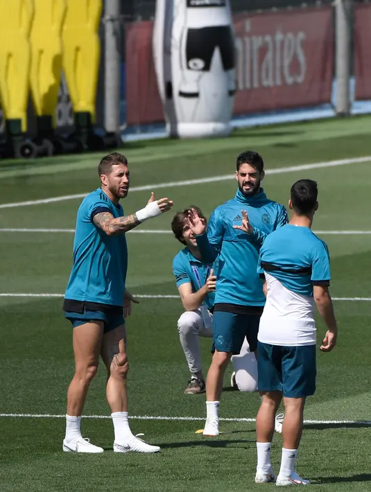 Bek Real Madrid Sergio Ramos dan Isco mengikuti sesi latihan tim di Madrid, Spanyol (22/5). Madrid akan melawan Liverpool pada babak final Liga Champions di Stadion NSC Olimpiyskiy di Kiev. (AFP Photo/Gabriel Bouys)