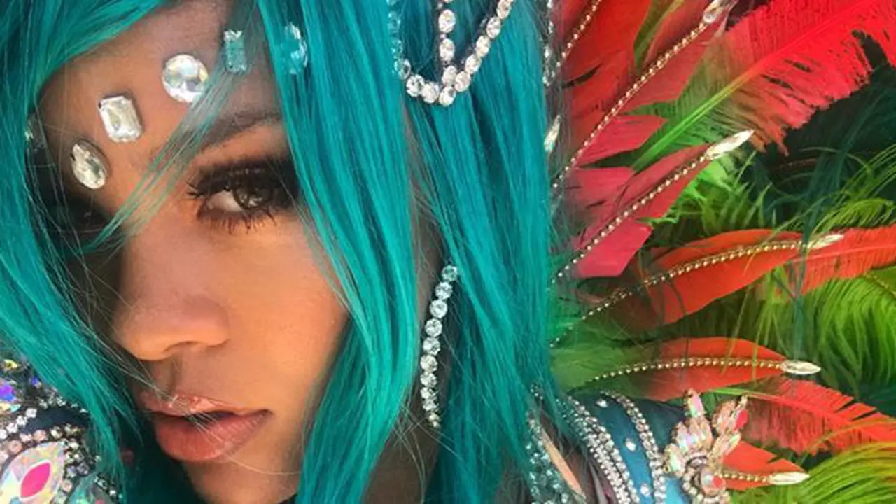 Warna rambut terbaru Rihanna/copyright: instagram @badgalriri