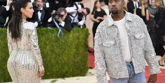 Kim Kardashian dan Kanye West kembali disiarkan soal hubungan rumah tangganya. Sempat dikabarkan bercerai beberapa waktu lalu, kali ini tersebar rumor Kim bertengkar kembali dengan Kanye. (AFP/Bintang.com)