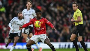 Gelandang Manchester United, Kobbie Mainoo (depan), mengontrol bola pada laga melawan Fulham pada lanjutan Liga Inggris di Old Trafford, Minggu (1/2/2026). (Paul Ellis/AFP)