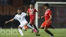 Gelandang Timnas Indonesia U-22, Nasir, menghindari kejaran gelandang Persija, Jefry Kurniawan. Namun beruntung Garuda Muda tidak kebobolan dari Macan Kemayoran yang tampil agresif. (Bola.com/Vitalis Yogi Trisna)