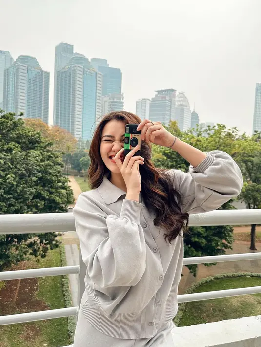 Foto ini sempat membuat netizen terkagum dengan kecantikan natural Aaliyah Massaid. Ia memadukan outfit rajut lengan panjang berkerah berwarna abu-abu dengan riasan wajah minimalis dan rambut ikal yang dibiarkan tergerai. [Foto: Instagram/aaliyah.massaid]