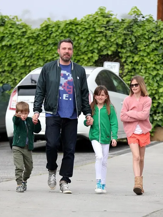 Anak-anak itu bahkan bergandengan tangan dan memeluk Ben Affleck. Jennifer Garner merasa bahagia melihat hal itu dan membiarkan anak-anaknya menghabiskan waktu dengan Ben. (Elite Images/AKM-GSI/Daily Mail)