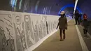 Sekelompok seniman Prancis memecahkan rekor komik strip terpanjang di dunia, Senin (23/5). Karya seni yang terdapat di kota Lyon, Paris panjangnya mencapai 1,6 kilometer. (AFP Photo/Jean Philippe)