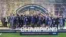 Para pemain PSG melakukan selebrasi setelah memastikan diri menjadi juara Piala Intercontinental 2025 di Ahmad bin Ali Stadium, Al-Rayyan, Qatar pada Kamis (18/12/2025) dini hari WIB. (AP Photo/Hussein Sayed)