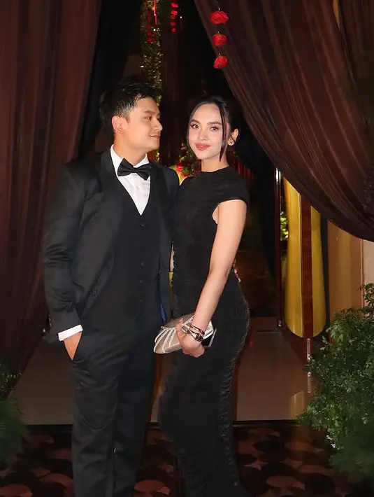 Lyodra tampil elegan dibalut long dress hitam lengan pendek. Didampingi kekasihnya, Randy Martin. [@randymartinnn]