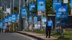 Seorang petugas polisi berjalan melewati papan reklame di dekat Hotel Serena menjelang putaran kedua negosiasi antara Amerika Serikat dan Iran, di Islamabad, Pakistan, Selasa 21 April 2026. Pemerintah Pakistan saat ini tengah meningkatkan penjagaan keamanan di wilayah Islamabad secara besar-besaran. (AP Photo/Anjum Naveed)