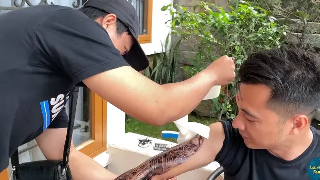 7 Potret Eza Gionino dengan Lengan Bertato, Bikin Istri Marah