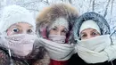 Anastasia Gruzdeva berpose bersama teman-temannya dengan bulu mata yang membeku di desa Oymyakon, Rusia, Minggu (14/1). Desa Oymyakon, di wilayah Yakutia itu dikenal sebagai desa terdingin di dunia. (sakhalife.ru photo via AP)