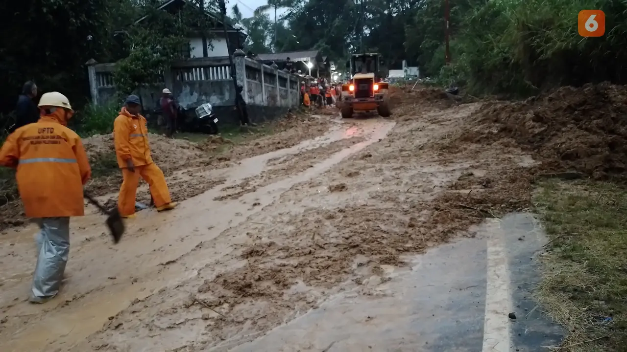 Pembersihan material longsor menutup Jalan Raya Sukabumi-Sagaranten, tepatnya di Kampung Cijangkar Kabupaten Sukabumi (Liputan6.com/Fira Syahrin).