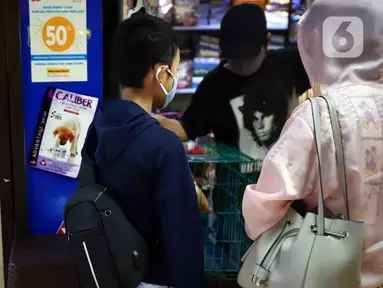 Pelanggan melihat perawatan hewan peliharaannya di salah satu toko hewan peliharaan di Jakarta, Kamis (29/10/2020). Sejumlah toko hewan peliharaan sepi pelanggan akibat DKI Jakarta masih memberlakukan PSBB transisi untuk memutus penyebaran COVID-19. (merdeka.com/Imam Buhori)