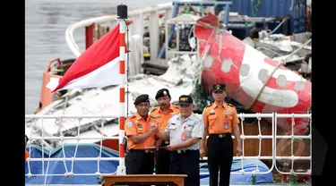 Badan SAR Nasional (Basarnas) resmi menyerahkan bangkai badan pesawat AirAsia QZ8501 ke Komite Nasional Keselamatan T‎ransportasi (KNKT) di Pelabuhan Tanjung Priok, Jakarta, Senin (2/3/2015).(Liputan6.com/Faizal Fanani)