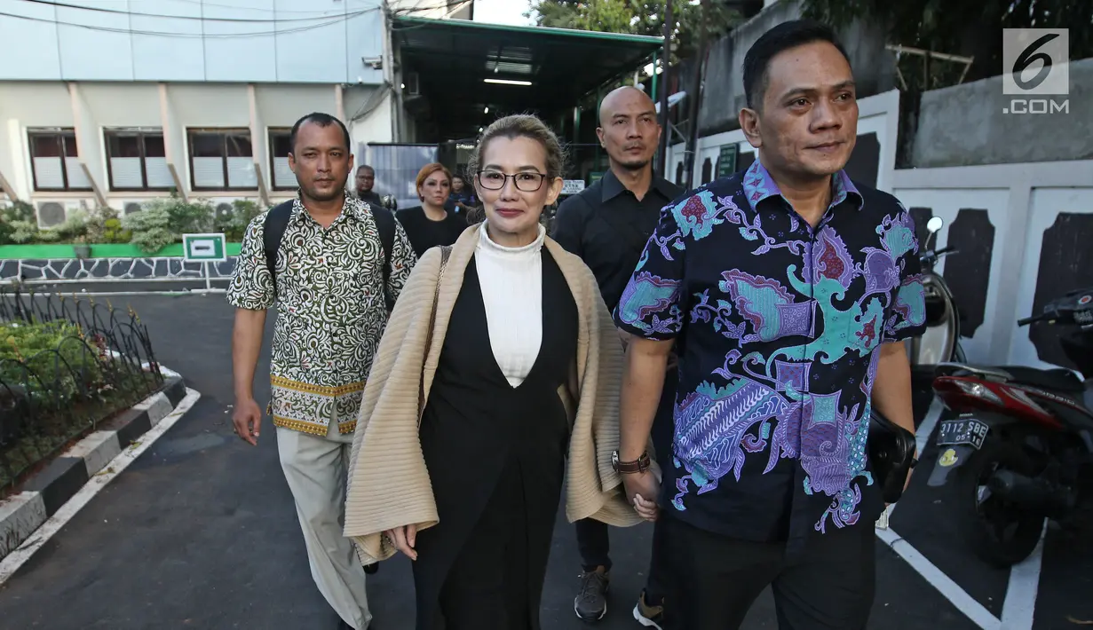 Penyanyi Reza Artamevia (tengah) meninggalkan Pengadilan Negeri Jakarta Selatan usai menjadi saksi, Selasa (9/1). Kehadiran Reza ini untuk memberikan kesaksian atas kasus asusila yang melibatkan Gatot Brajamusti. (Liputan6.com/Herman Zakharia)