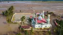Diketahui, Meureudu, ibu kota Kabupaten Pidie Jaya, merupakan salah satu lumbung pangan utama di wilayah Aceh dan memiliki sektor pertanian padi yang signifikan. Tampak foto udara menunjukkan sebuah masjid dan sawah yang terendam lumpur setelah banjir bandang di Meureudu, Kabupaten Pidie Jaya, Provinsi Aceh, pada Senin 8 Desember 2025. (Chaideer MAHYUDDIN/AFP)