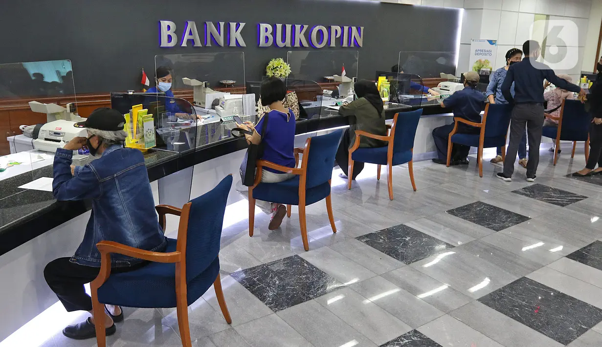 Suasana pelayanan nasabah di kantor pusat Bank Bukopin, Jakarta, Selasa (1/7/2020). Penggunaan dana seluruhnya untuk modal kerja dalam rangka meningkatkan pertumbuhan kredit. (Liputan6.com/Herman Zakharia)
