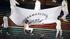 Bendera Commonwealth dibentangkan saat upacara pembukaan Commonwealth Games 2014 di Celtic Park, Glasgow, Skotlandia, (23/7/2014). (REUTERS/Stefan Wermuth)