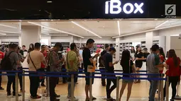 Calon pembeli rela antre di gerai iBox, Central Park, Jakarta, Jumat (22/12). Mereka rela antre dari pagi untuk iPhone seri terbaru. (Liputan6.com/Angga Yuniar)