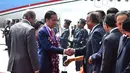 Presiden Joko Widodo bersalaman dengan para pejabat Sri Lanka saat tiba di Bandara Internasional Colombo, Sri Lanka, Rabu (24/1). Presiden Joko Widodo dan Ibu Negara Iriana melakukan kunjungan kenegaraan. (Liputan6.com/Pool/Biro Pers Setpres)