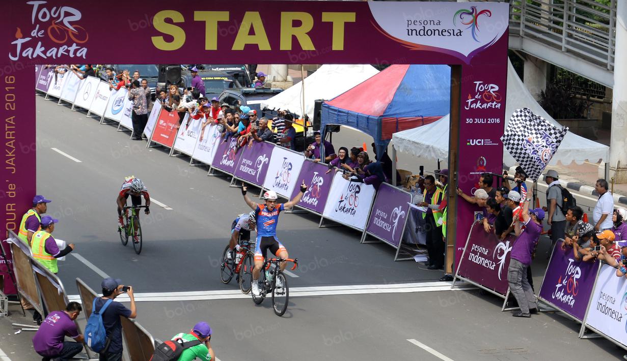 Pebalap Pegasus Continental Cycling Team (PCT) Indonesia, Ryan Macanally menjadi yang terdepan pada ajang balap Tour de Jakarta di Jakarta, Sabtu (30/7/2016). (Bola.com/Nicklas Hanoatubun)