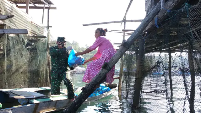 Warga Bajo yang mendapat sembako, ditengah pandemi Covid-19.(Liputan6.com/Ahmad Akbar Fua)