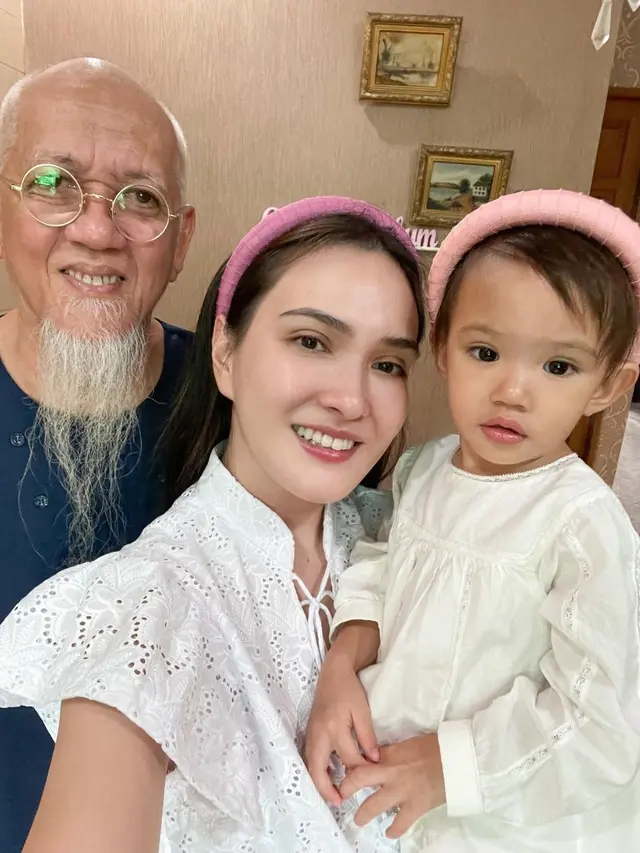 Shandy Aulia berfoto dengan sang ayah dan baby Claire saat momen lebaran (Instagram/ shandyaulia)