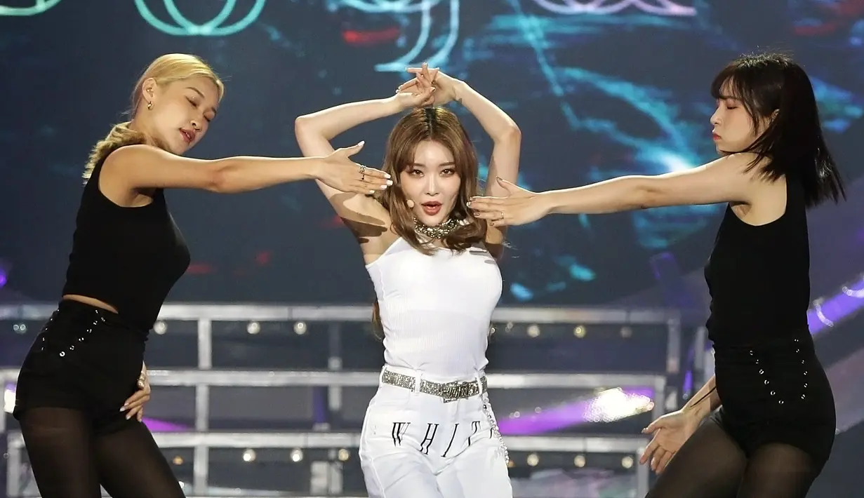 Chung Ha tampil di Smarfren WOW Concert 2019, di Istora Senayan, Jakarta Jumat (21/9/2019).(Bambang E. Ros/Fimela.com)