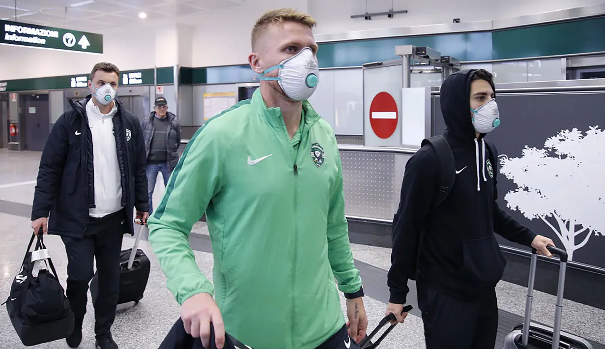 Para pemain Ludogorets mengenakan masker saat tiba di bandara Malpensa di Milan, Italia (26/2/2020). Wabah virus corona COVID-19 yang melanda Italia, membuat pemain Ludogorets mengenakan masker jelang bertanding melawan Inter Milan pada leg kedua babak 32 besar Liga Europa. (Ludogorets FC via AP)