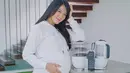 Anissa Aziza istri dari Raditya Dika kini tengah menanti waktu melahirkan. Ia yang baru lulus sidang skripsi tersebut mengaku 2 minggu lagi akan melahirkan buah hatinya. (Liputan6.com/Instagram/@anissaaziza)