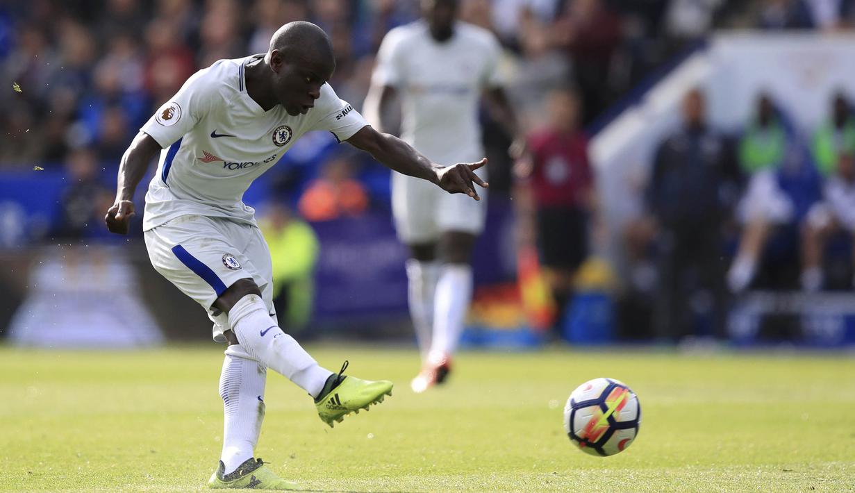 3. Gelandang Chelsea, N'Golo Kante, membobol gawang mantan klub pertamanya di Liga Inggris, Leicester. Gol dari pemain Prancis tersebut berhasil membuat The Blues meraih kemenangan 2-1 atas tuan rumah. (AP/Mike Egerton) 