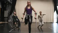Penari dari Candoco Dance Company menggunakan tongkat dan kursi roda melakukan latihan jelang pertunjukan di London utara, Inggris (13/4). Penari ini juga terdiri dari orang yang berkebutuhan khusus. (AFP Photo/Daniel Leal Olivas)