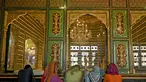 Umat Muslim berdoa di dalam kuil Syekh Abdul Qadir Al-Jailani selama bulan suci Ramadhan di Srinagar (11/4/2022). Kuil berusia 200 tahun tersebut dibangun sebagai tanda penghormatan terhadapnya Syekh Abdul Qadir Jailani. (AFP/Tausef Mustafa)