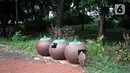 Kondisi tempat sampah di Taman Martha Tiahahu yang terbengkalai di kawasan Blok M, Jakarta Selatan, Selasa (17/11/2020). Taman yang berdiri sejak 1948 tersebut kini kondisinya terbengkalai, dengan sampah dan rumput liar yang tumbuh hampir di seluruh sudut taman. (Liputan6.com/Immanuel Antonius)