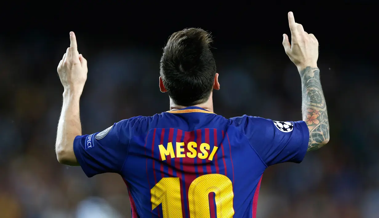 Pemain Bacelona, Lionel Messi melakukan selebrasi usai berhasil mencetak gol ke gawang Juventus pada babak penyisihan Grup D Liga Champions di Camp Nou, Selasa (13/9). Lionel Messi jadi bintang di laga ini dengan torehan dua gol. (AP Photo/Francisco Seco)