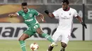 Pemain AC Milans, Frank Kessie (kanan) mencoba merebut bola dari pemain Ludogorets, Virgil Misidjan pada laga 32 besar Liga Europa di Ludogorets Arena, Razgrad, Bulgaria, (15/2/2018). AC milan menang 3-0. (AP Photo)